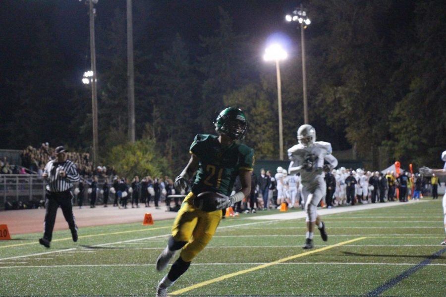 West Linn scores against Lakeridge with a pass ran 85 yards to get a touchdown. Giving the Lions an advantage of 21 against Lakeridge.