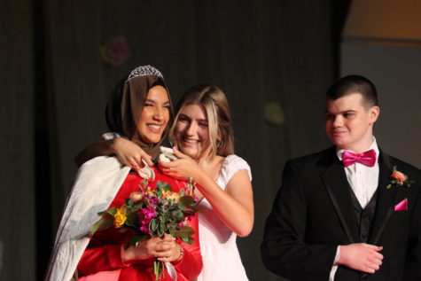 Mariam Hassan, senior, is crowned 2022 May Queen by former ASB president Averi Fels.