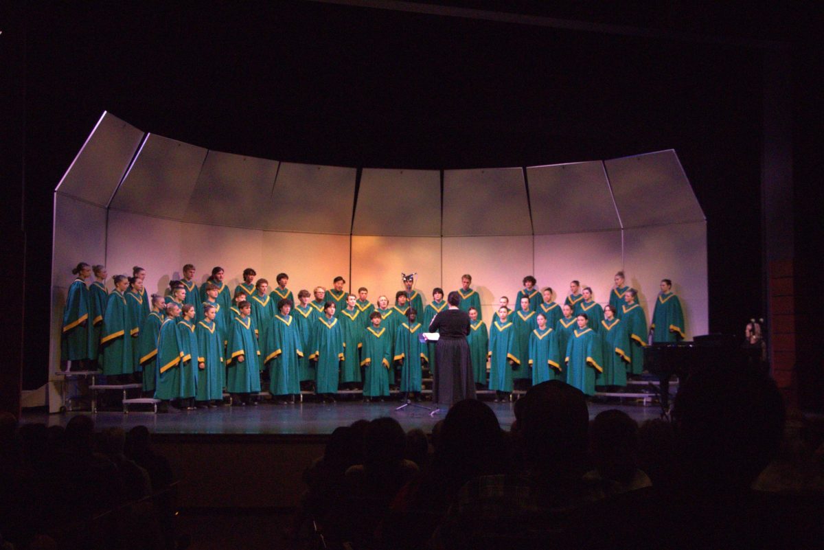 The final choir to perform that night was Symphonic. The choir started with “Verleih Uns Frieden,” or “Grant Us Peace” in English, by Felix Mendelssohn.